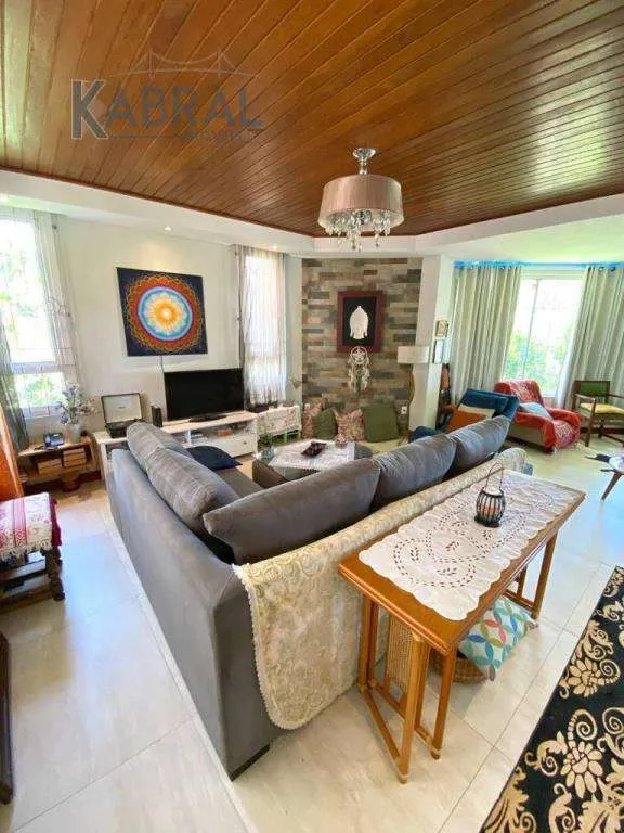 Casa mobiliada de 250 m² com cozinha integrada e varanda