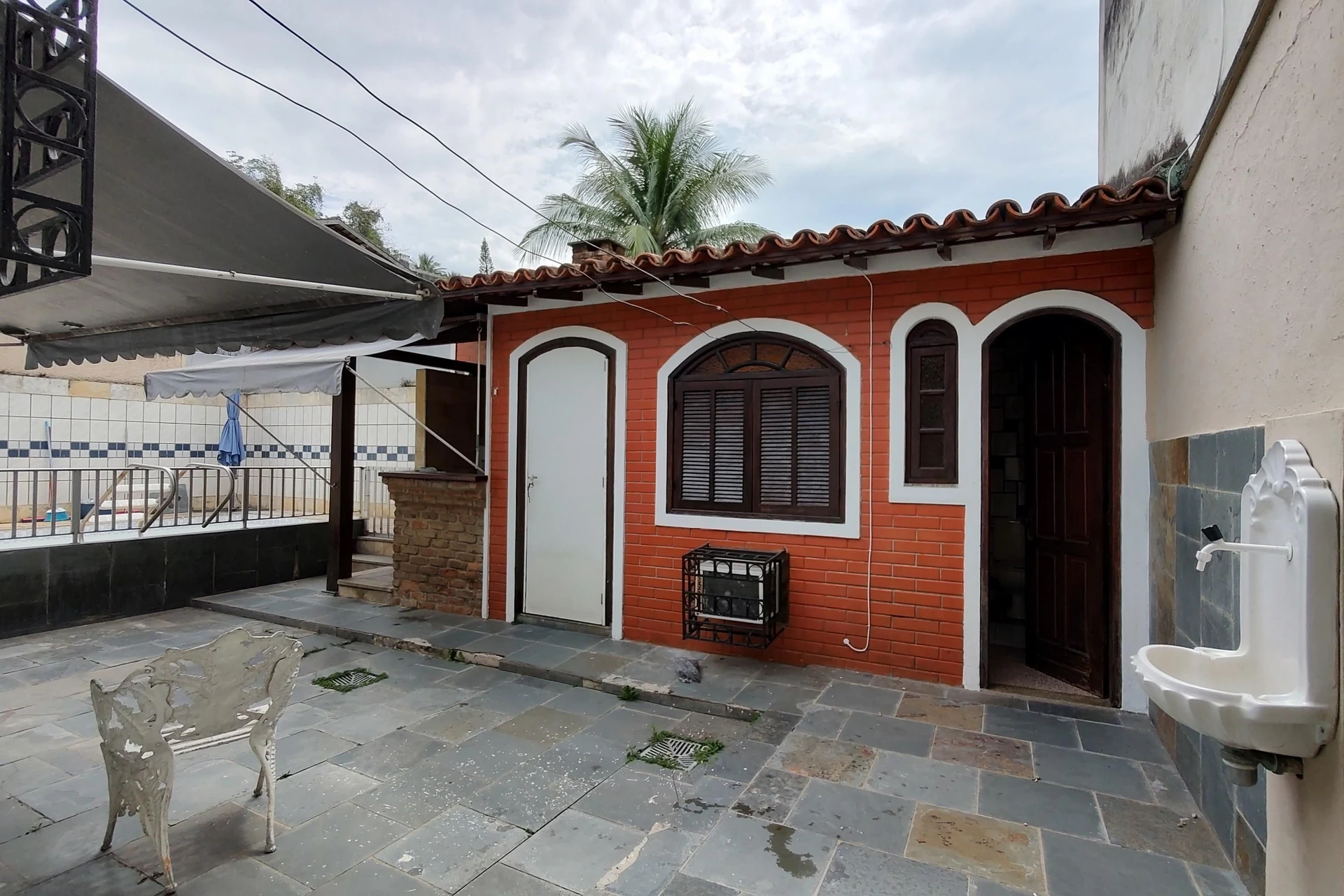 House with 3 bedrooms and a private backyard — photo 41