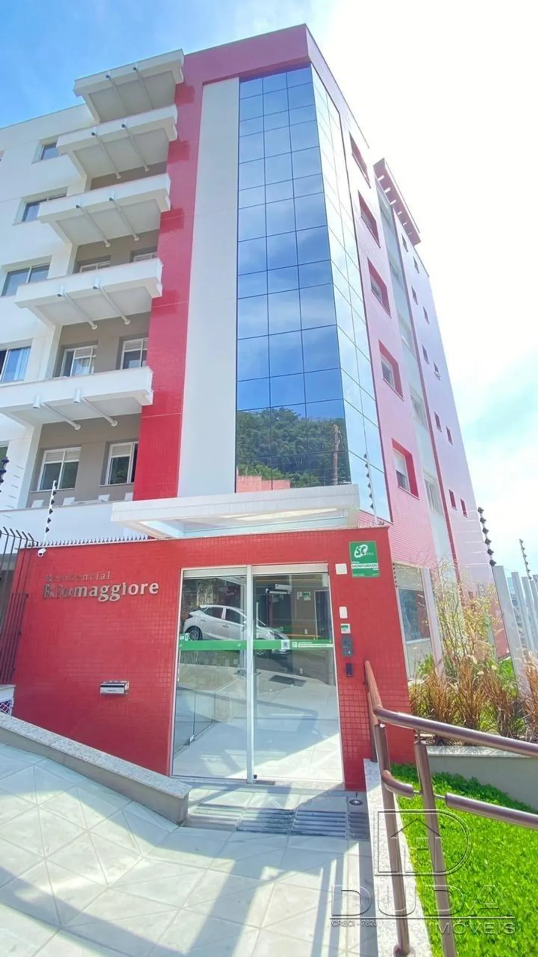 Balcony with a grill in a 2-bedroom apartment, 65 m² — photo 9