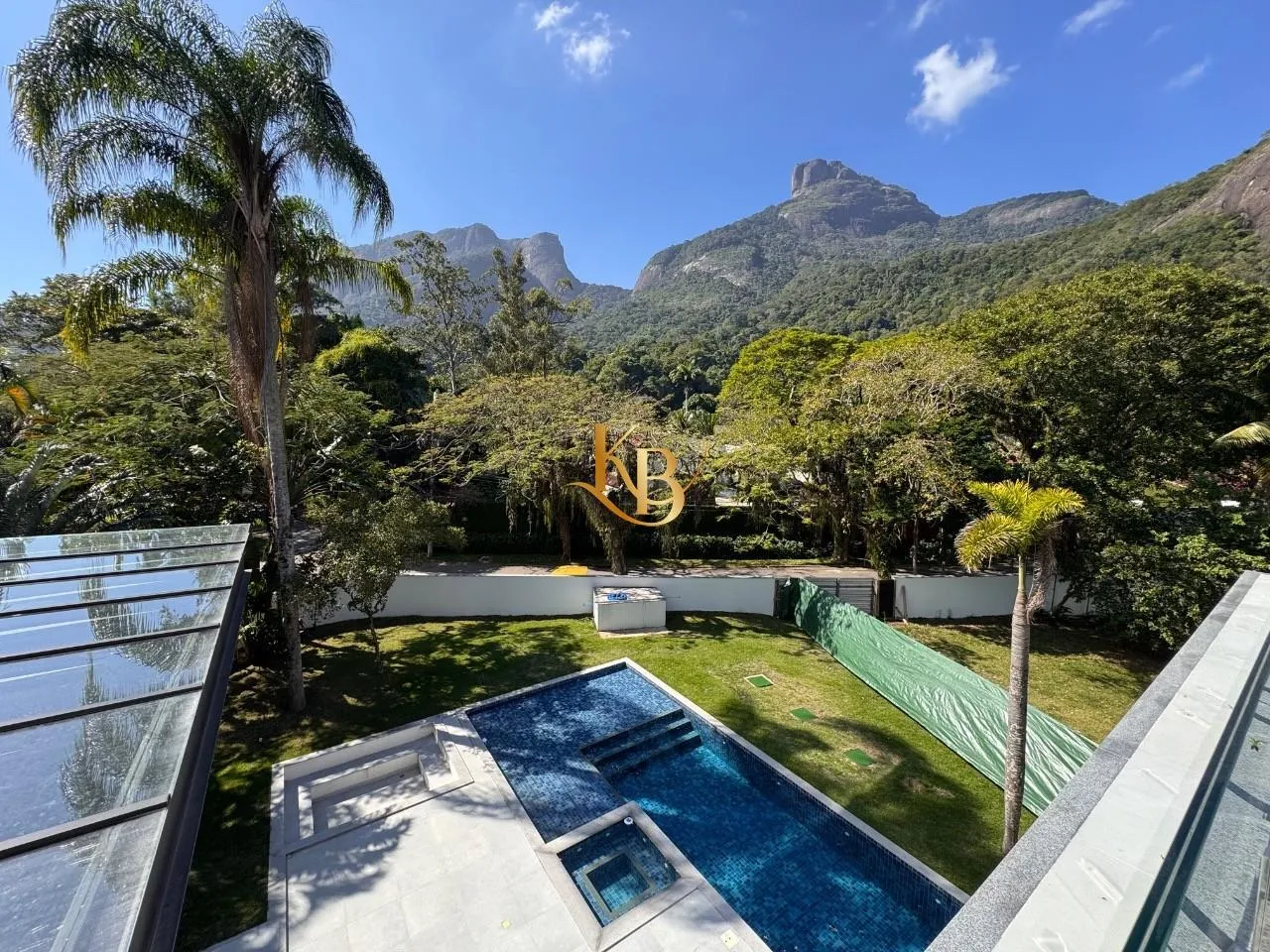 Casa com 5 quartos e área de piscina ao ar livre — photo 45