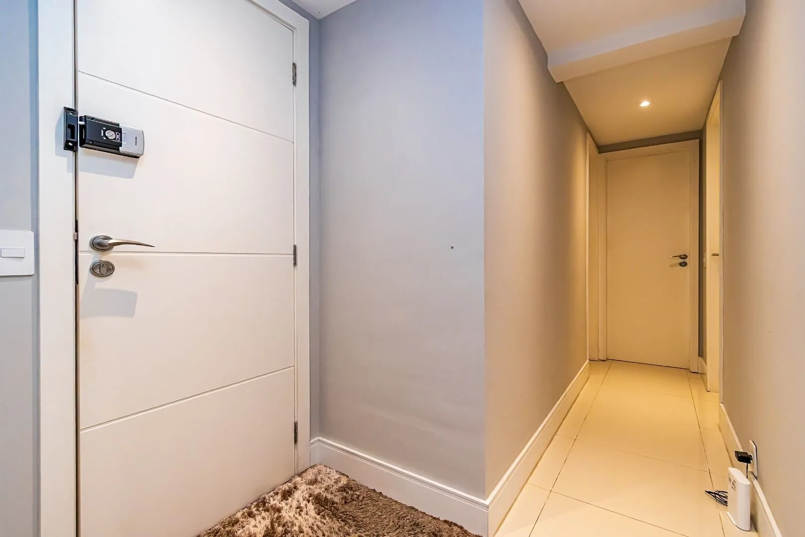 Glass-enclosed balcony in a 3-bedroom apartment, 110 m² — photo 33
