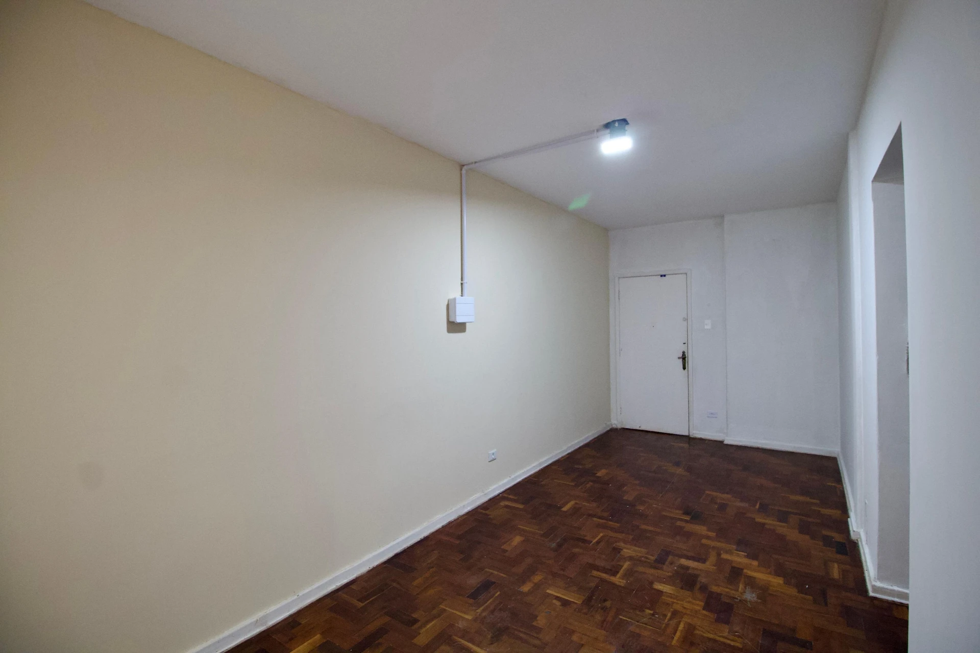 Wood or laminate floors in a 2-bedroom apartment, 72 m² — photo 19