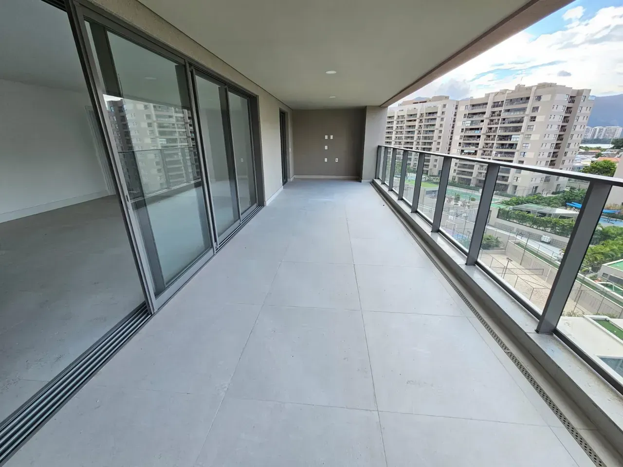 Unfurnished apartment with 3 bedrooms and 5 bathrooms — photo 14