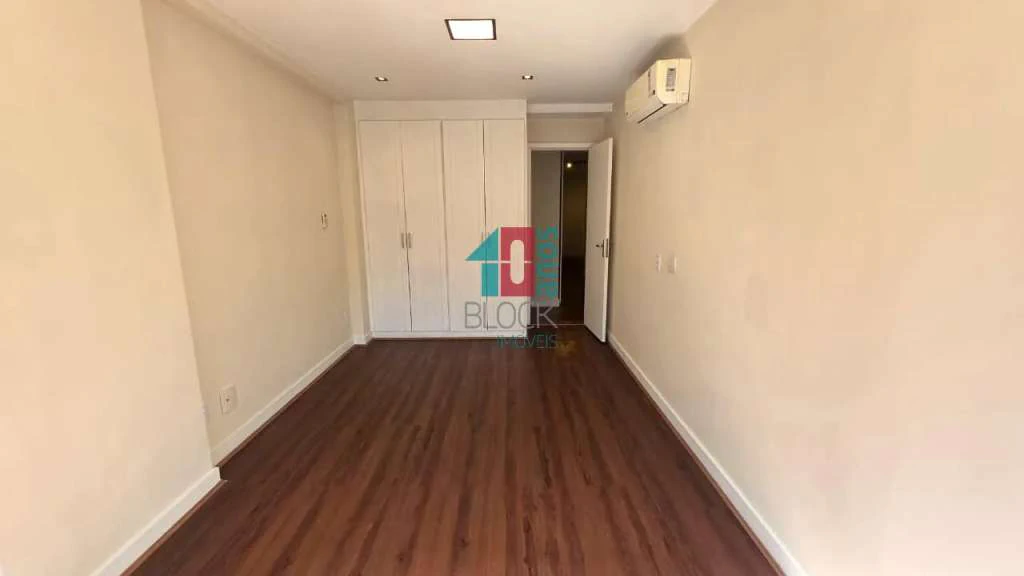 4-bedroom apartment with a glassed-in balcony — photo 27