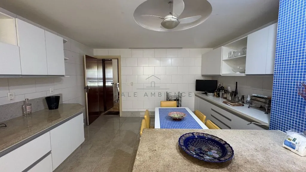4-bedroom apartment with 4 bathrooms and 350 m² — photo 32