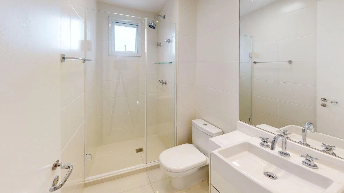 Furnished apartment, 95 m², with a glass-enclosed balcony — photo 28