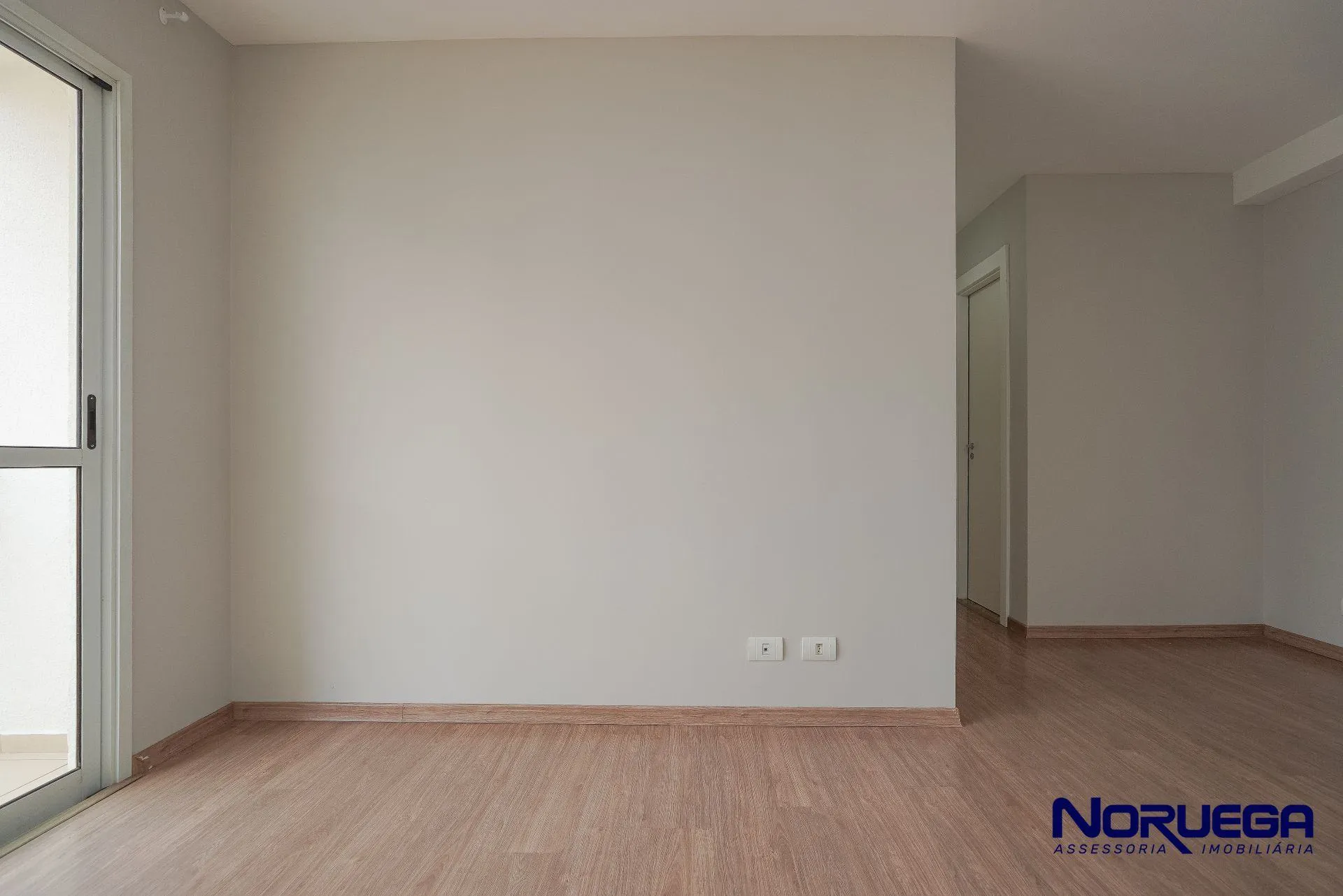 Wood or laminate floors in a 2-bedroom apartment, 88 m² — photo 11