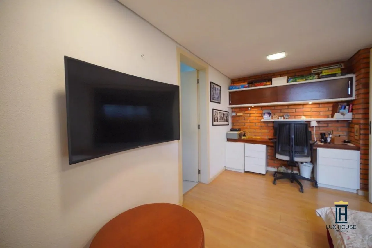 Casa de 3 dormitorios con ventanales de piso a techo — photo 21