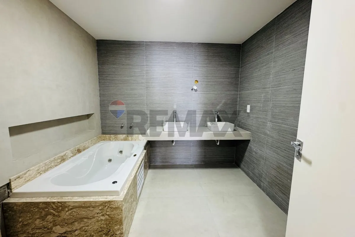 Bathtub in a 4-bedroom house, 319 m² — photo 8