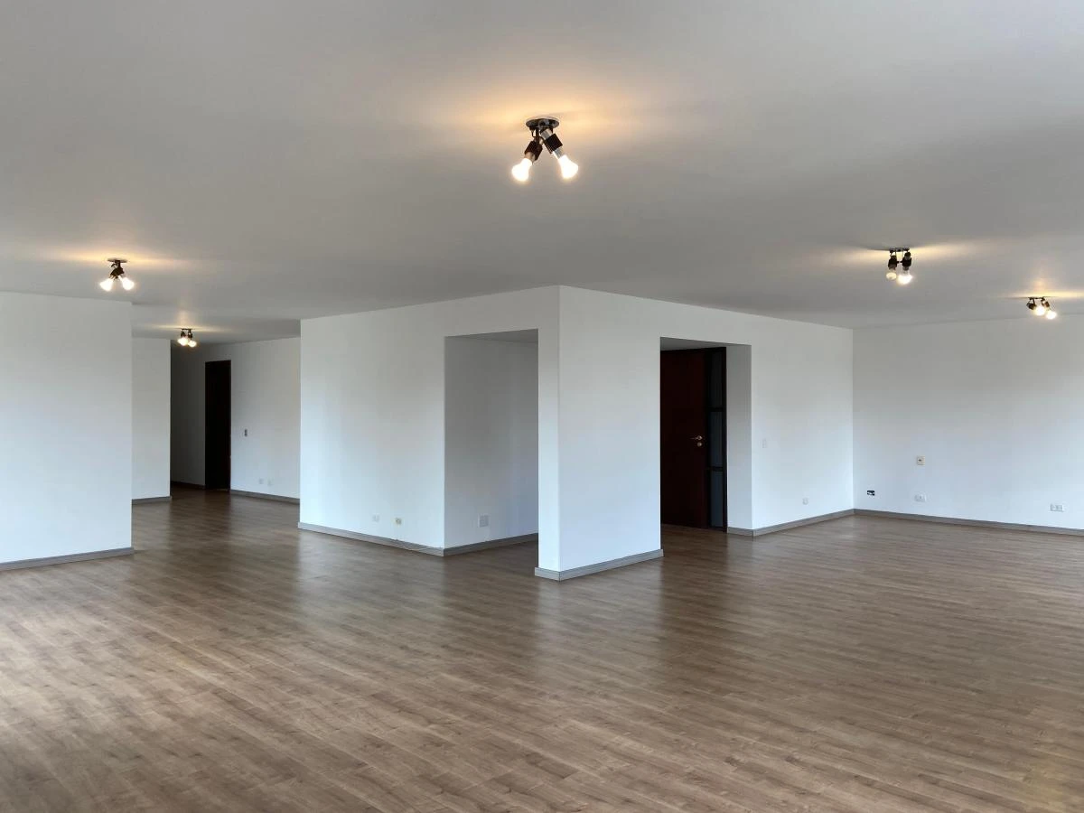 Large apartment with 4 bedrooms, 2 en-suites and 455 m²