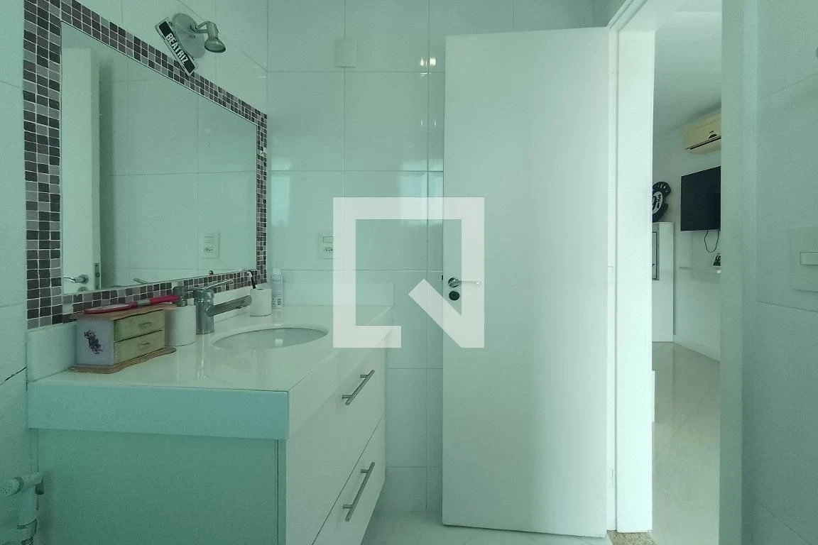 460 m² house with a water view and a private pool — photo 47