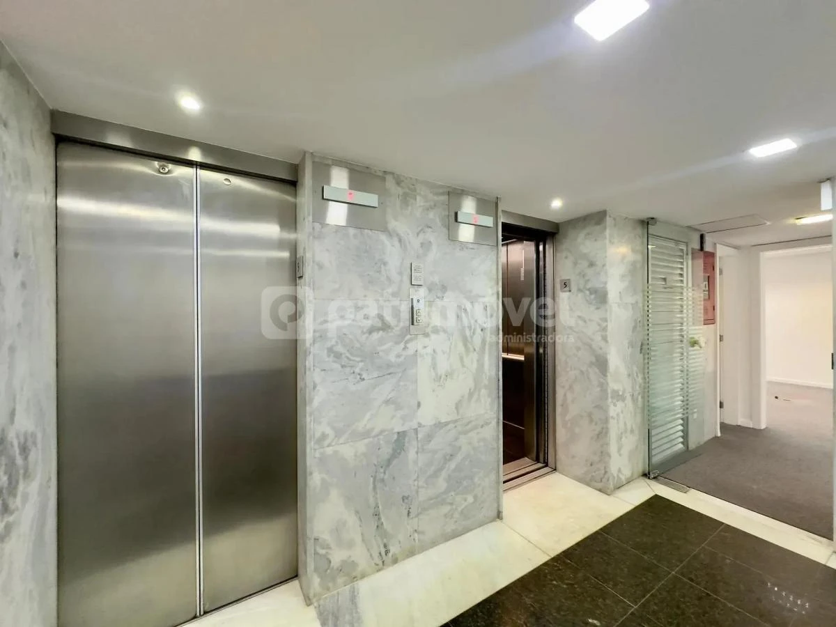 629 m² apartment with a separate kitchen and 3 bathrooms — photo 34