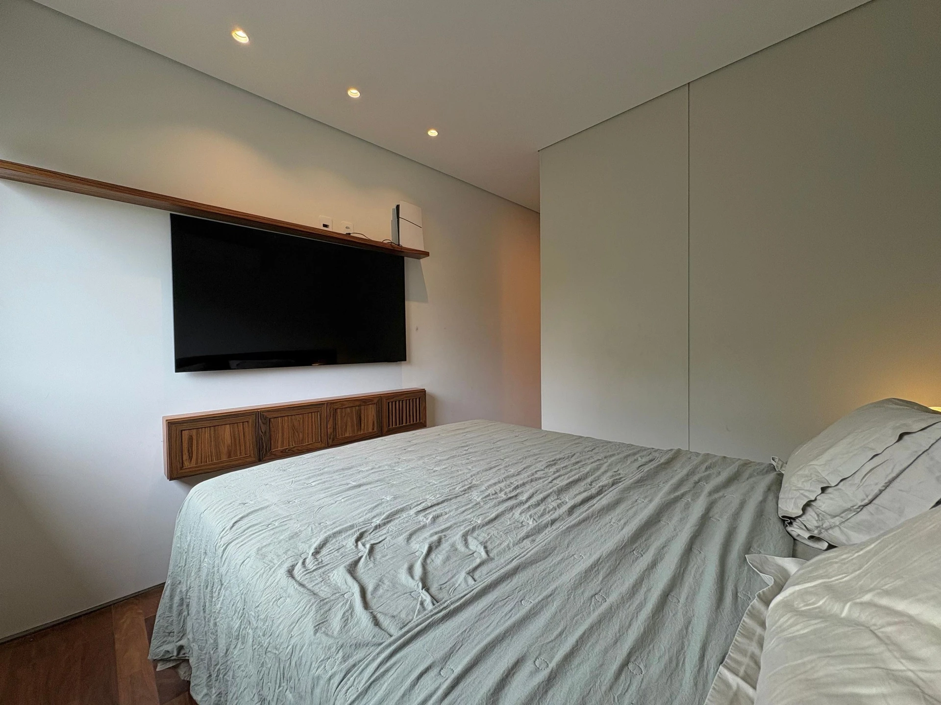 Furnished apartment, 100 m², with a grill on the balcony — photo 41