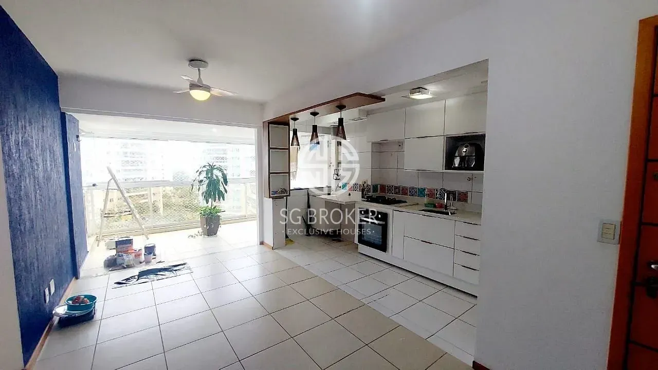 Glass-enclosed balcony in a 3-bedroom apartment, 77 m² — photo 4