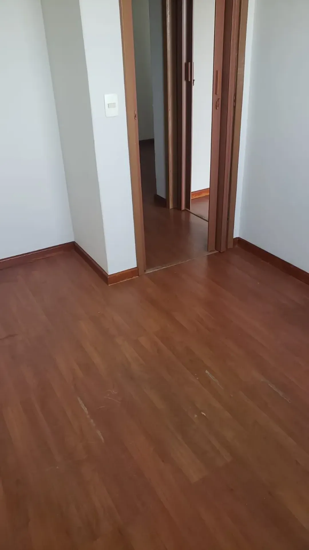Apartamento com 2 quartos e box de vidro no banheiro — photo 22