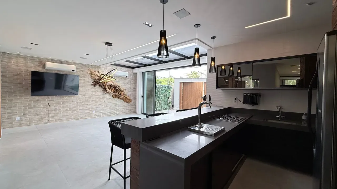 House with 6 bedrooms and an open kitchen with gas stove — photo 3