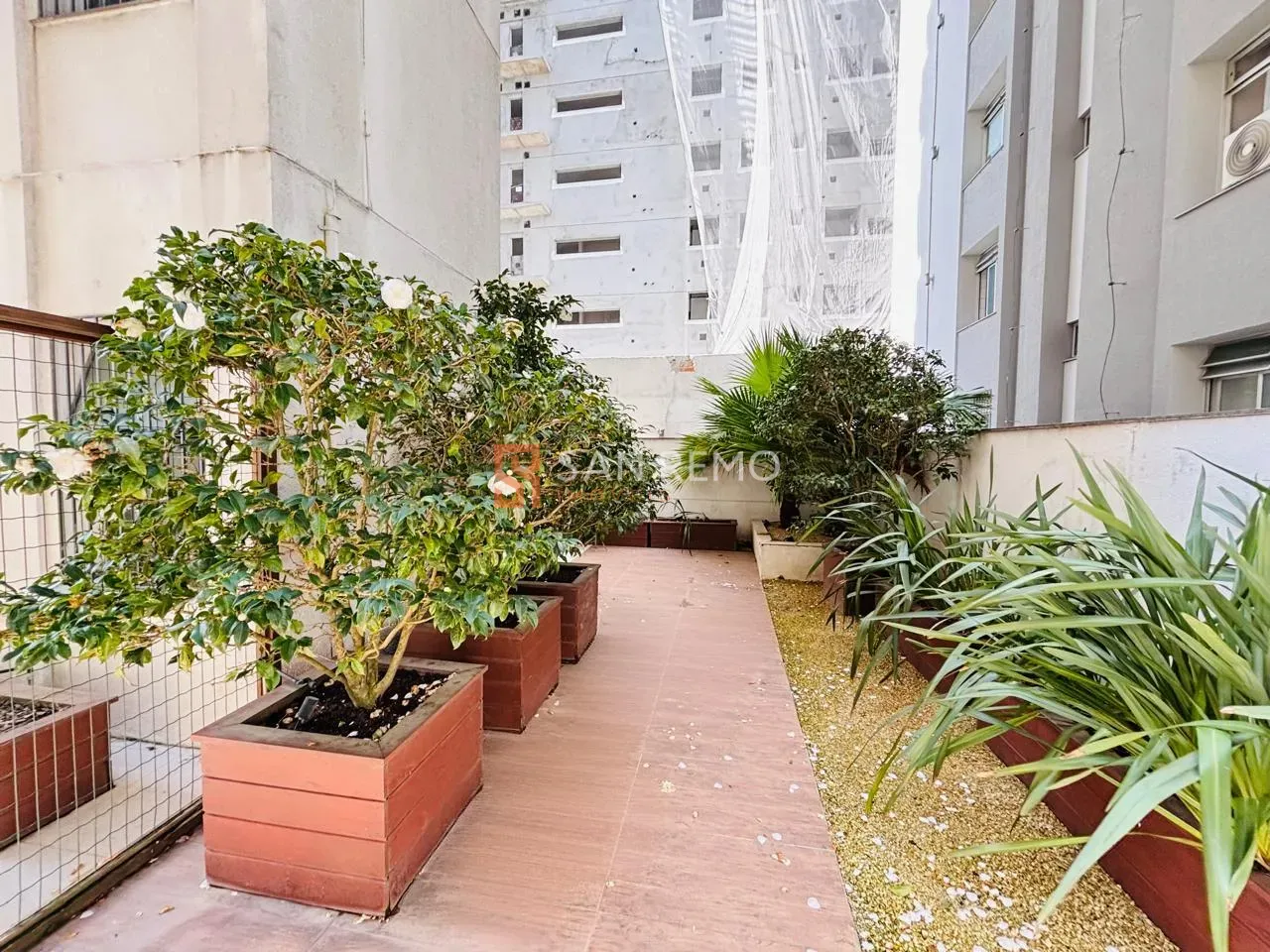 Garden apartment with 3 en-suite bedrooms and 241 m² — photo 32