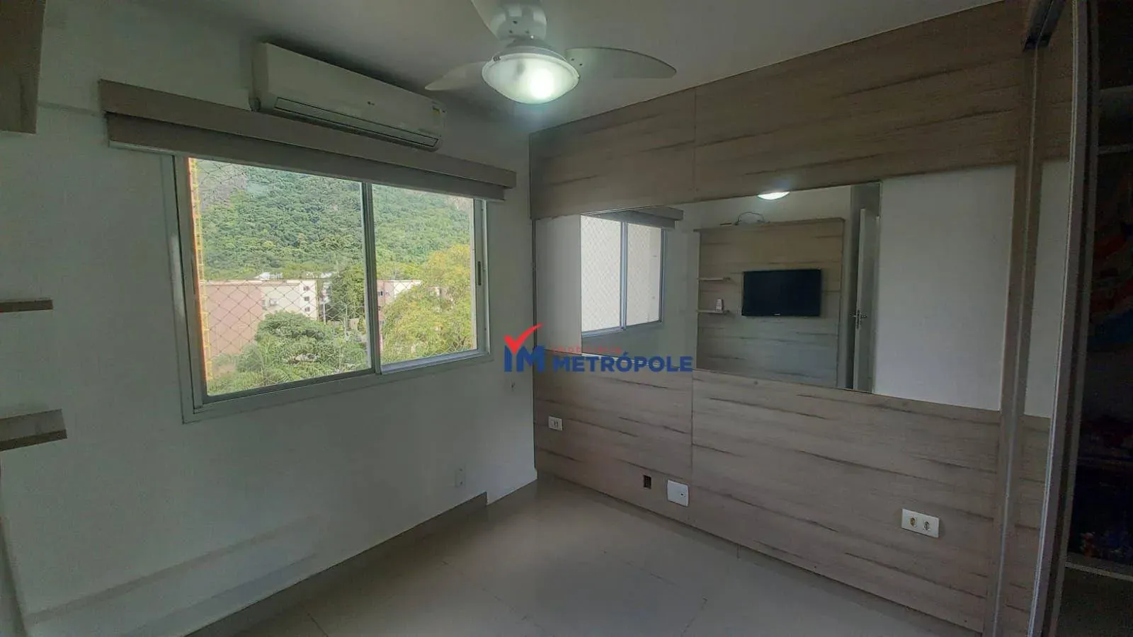 Balcony with a grill in a 4-bedroom apartment, 234 m² — photo 3