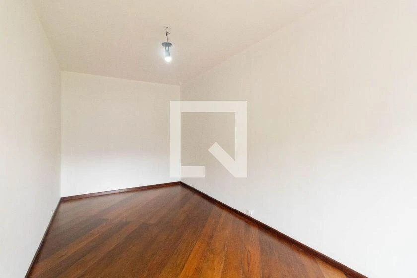 3-bedroom house with wood or laminate floors in Curitiba — photo 29