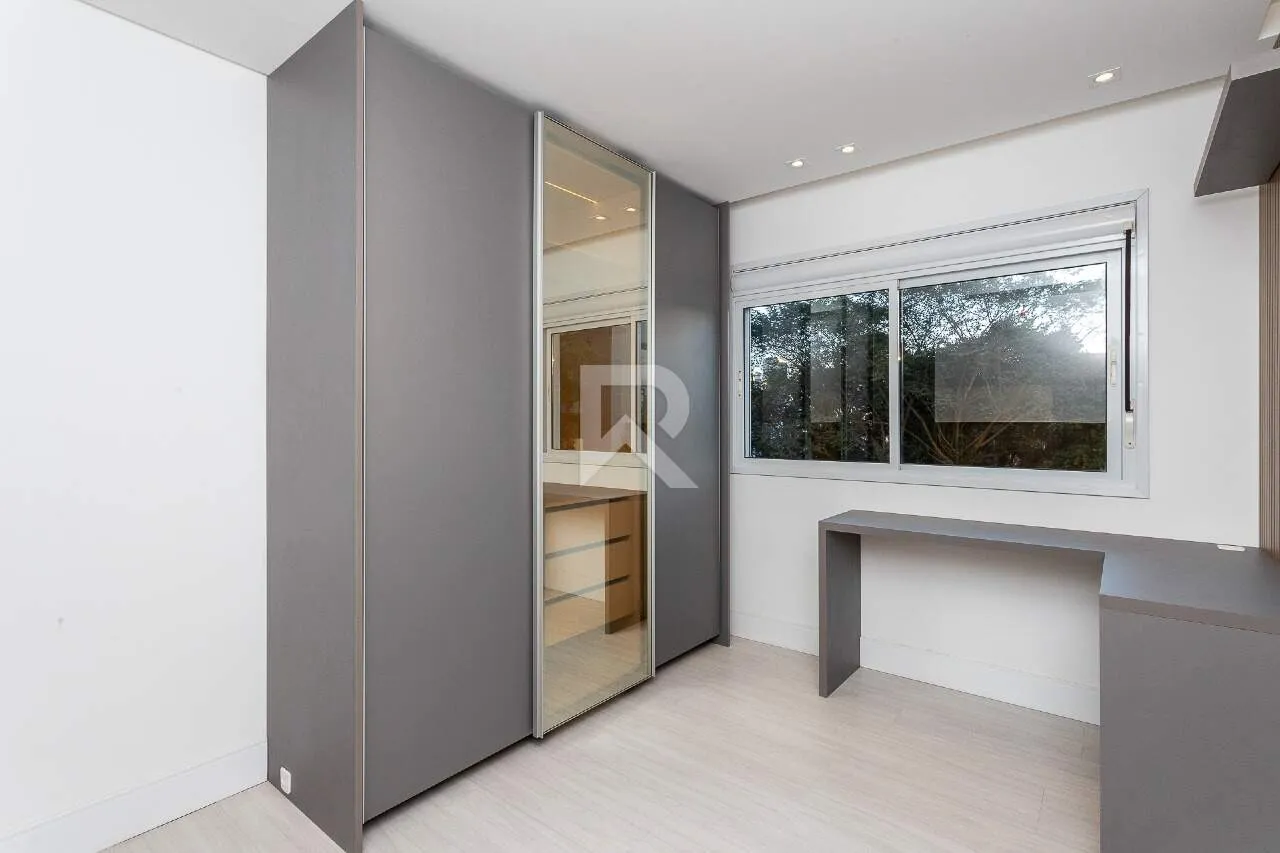 159 m² apartment with 4 bedrooms and a glassed-in balcony — photo 46