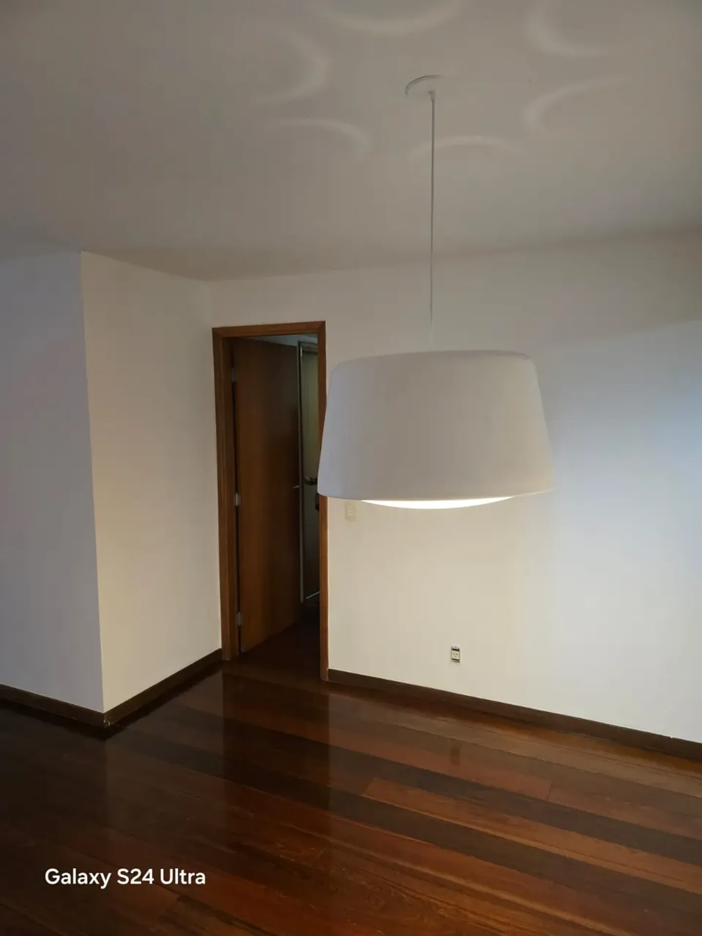 101 m² apartment with a bathtub and a glass-enclosed balcony — photo 5