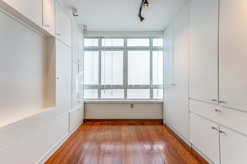 Floor-to-ceiling windows in a 3-bedroom apartment, 465 m² — photo 29