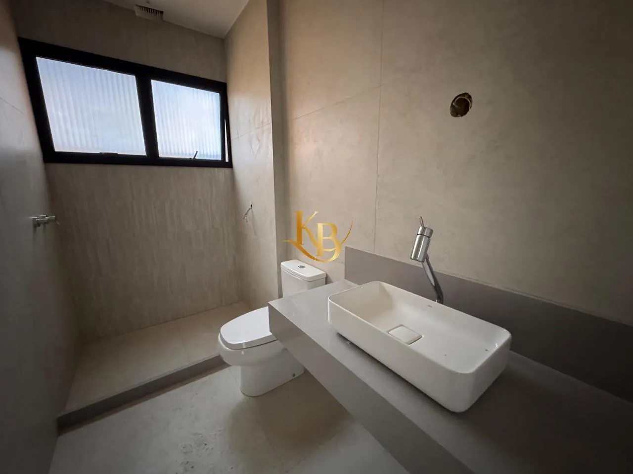 Casa com 5 quartos e área de piscina ao ar livre — photo 42