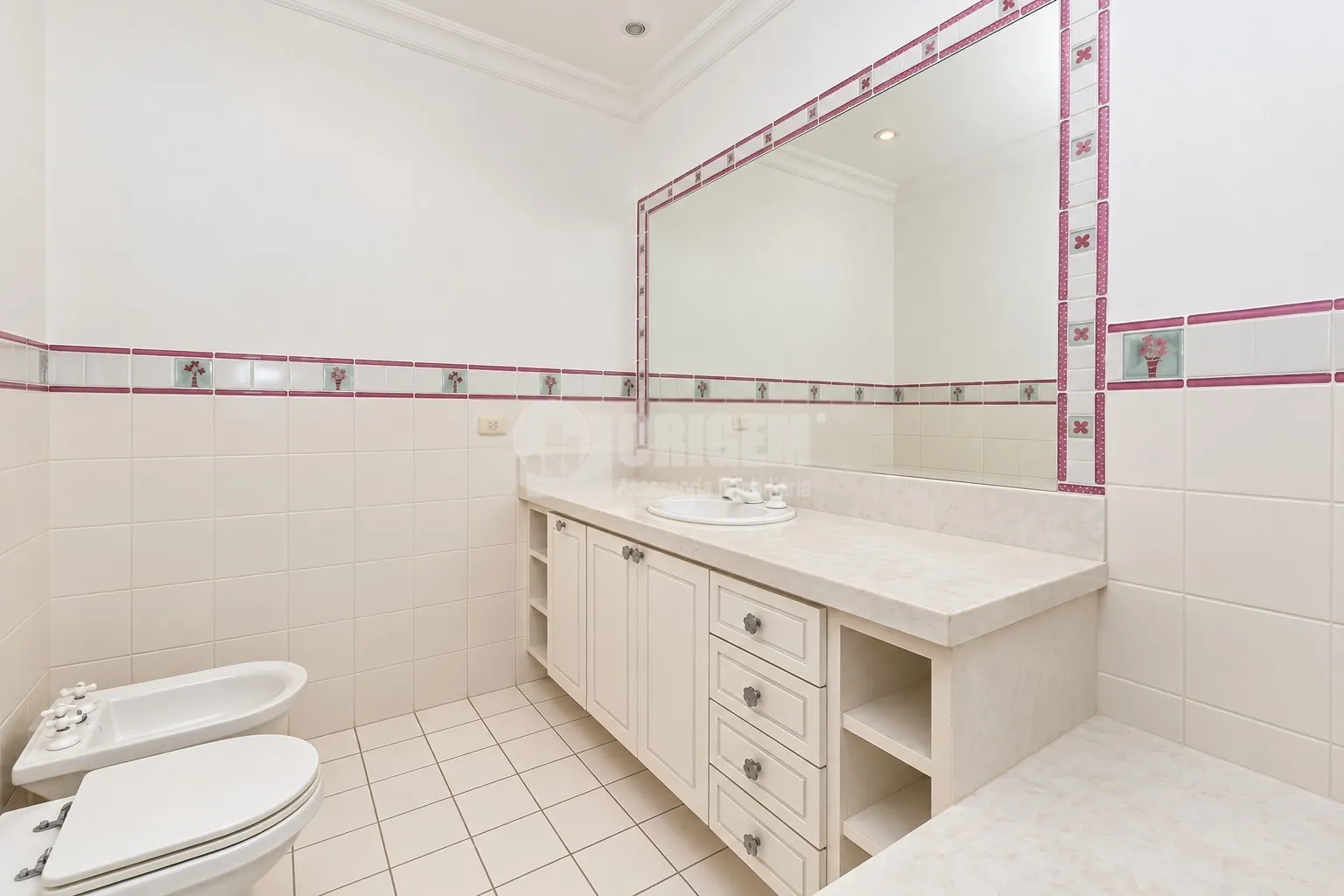 589 m² house with a bathtub and a water view — photo 30