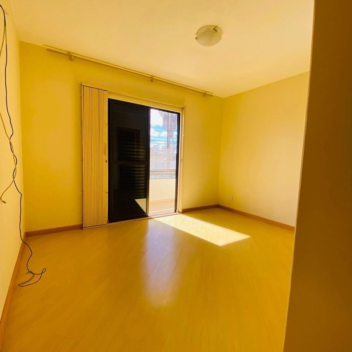 3-bedroom house with a glass-enclosed balcony in Curitiba — photo 15