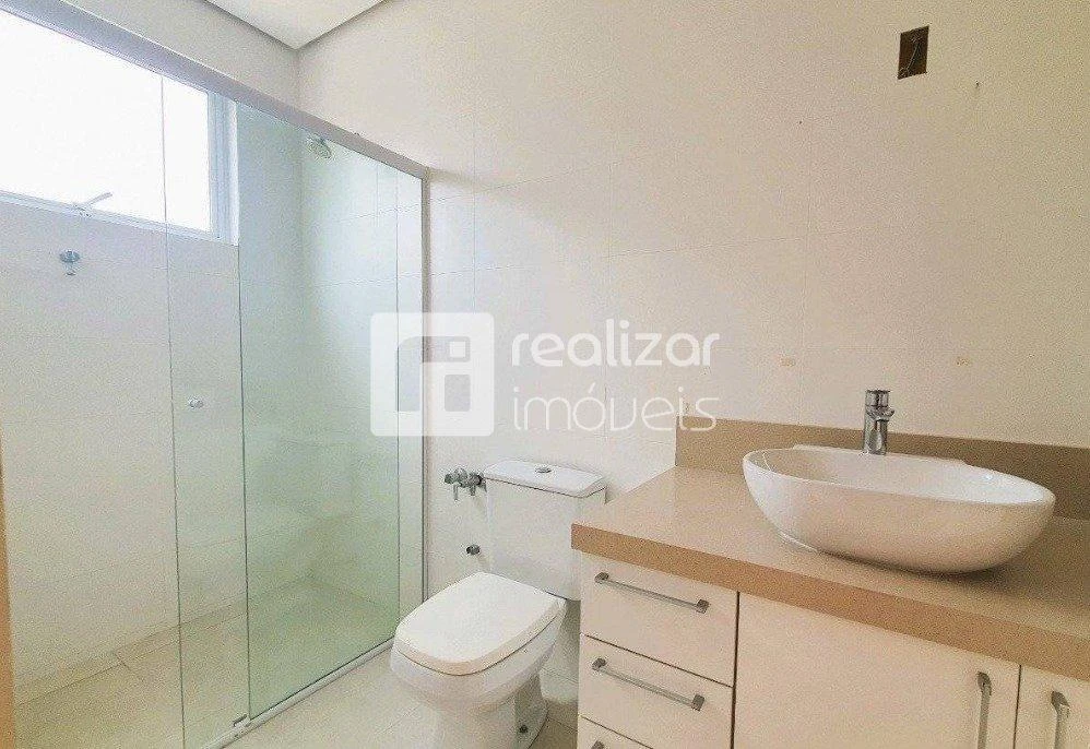 Bañera y 3 dormitorios: casa de 718 m² — photo 3