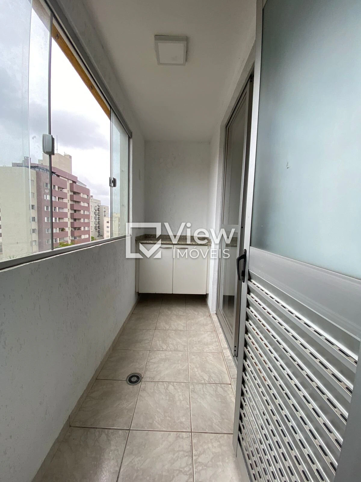 3-bedroom apartment with wood or laminate floors — photo 5