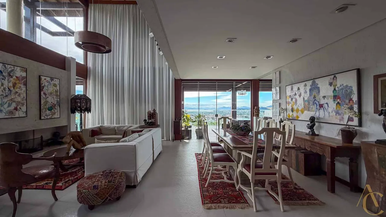 House, 689 m², with floor-to-ceiling windows