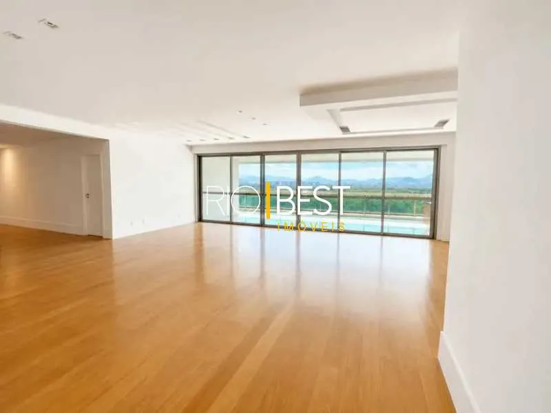 Unfurnished 4-bedroom apartment with open-plan kitchen — photo 4