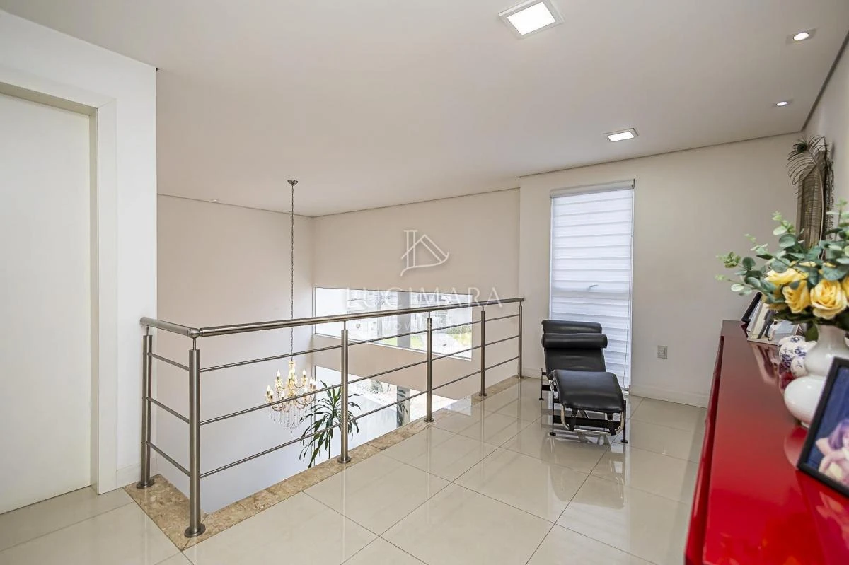 Bathtub in a 4-bedroom house, 400 m² — photo 45