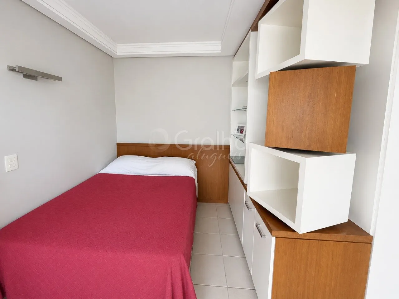 Furnished 3-bedroom apartment with an open-plan kitchen — photo 36