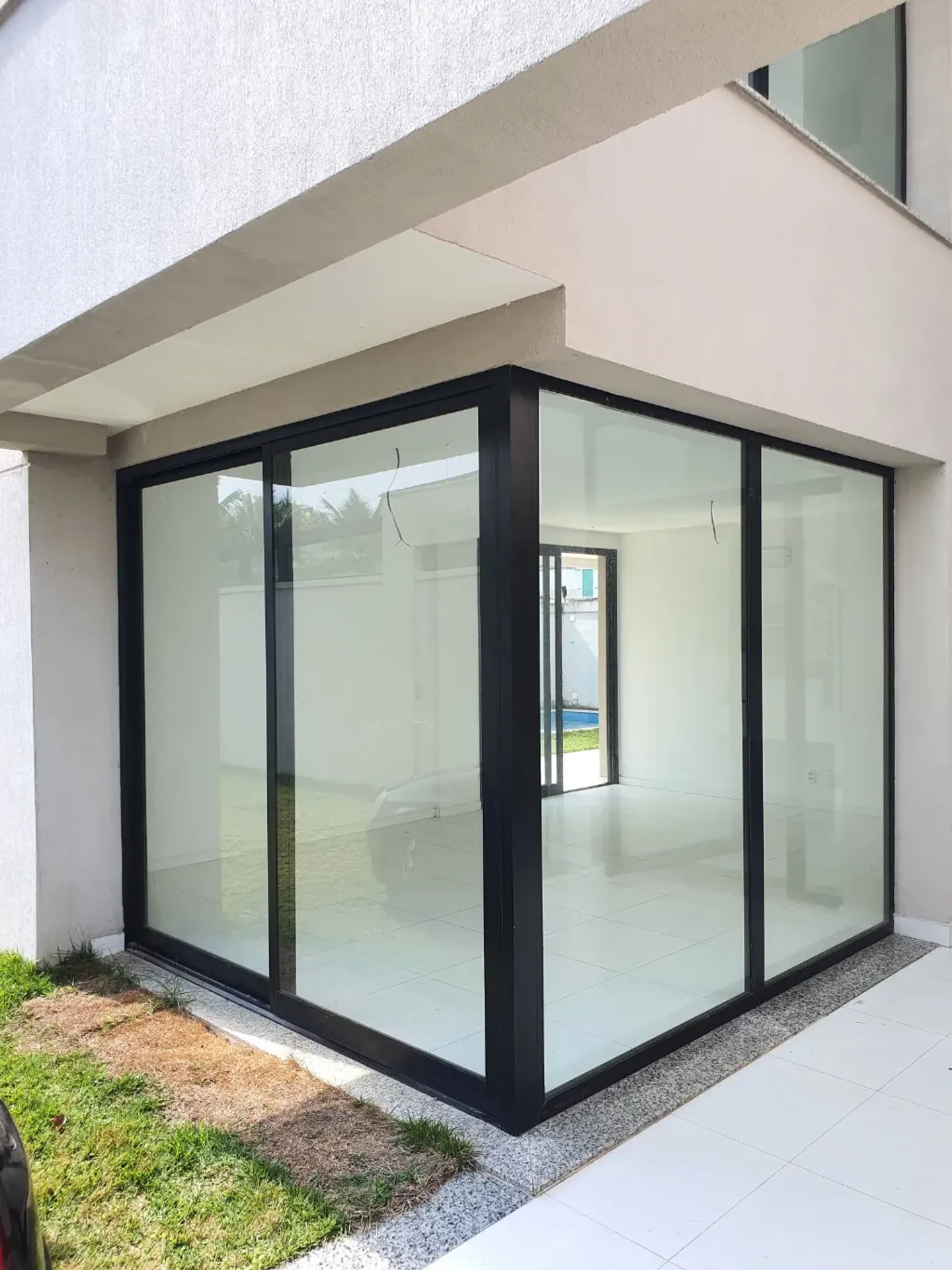Floor-to-ceiling windows in a 4-bedroom house, 366 m² — photo 12