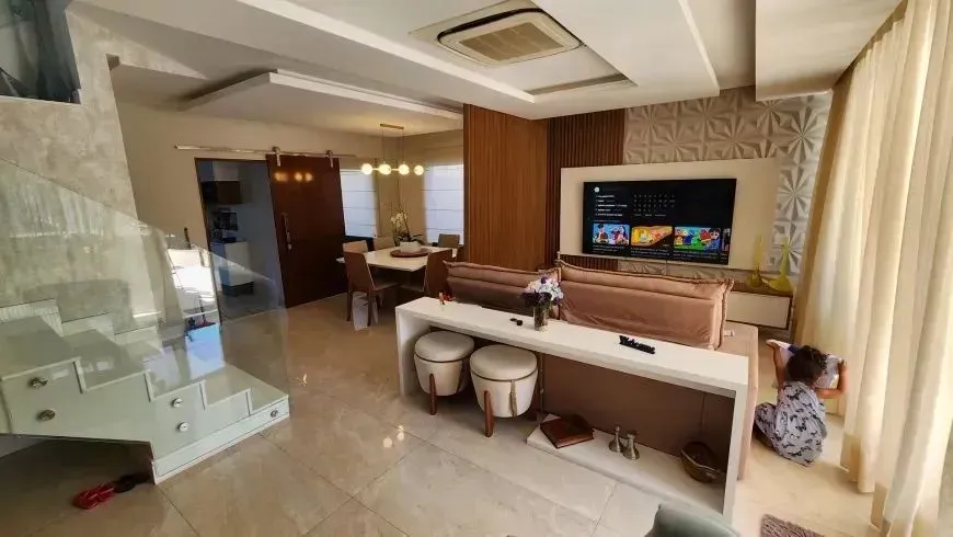 House with 5 bedrooms and an open-plan kitchen — photo 2