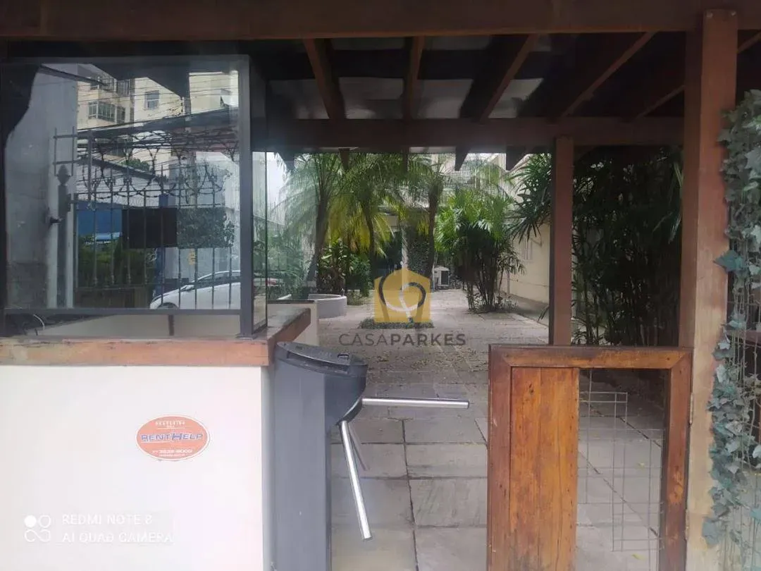 Casa com 2 dormitórios e piso de madeira na sala — photo 50