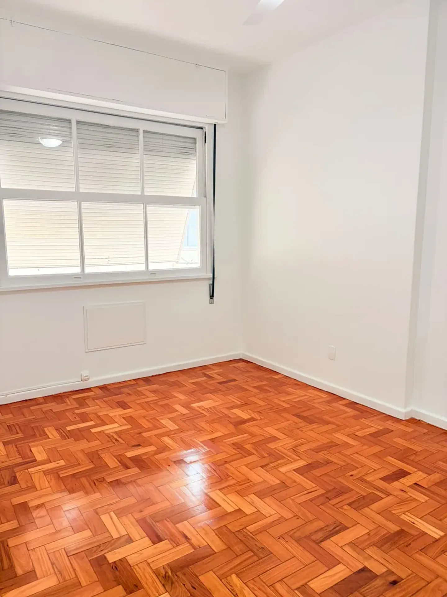 Apartment on the 8th floor with wood or laminate floors — photo 4