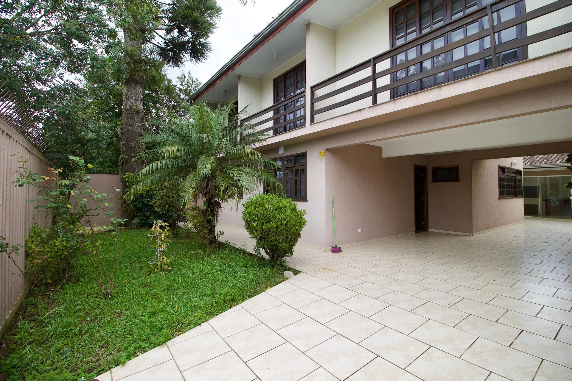 4-bedroom house with a garden in Curitiba — photo 57