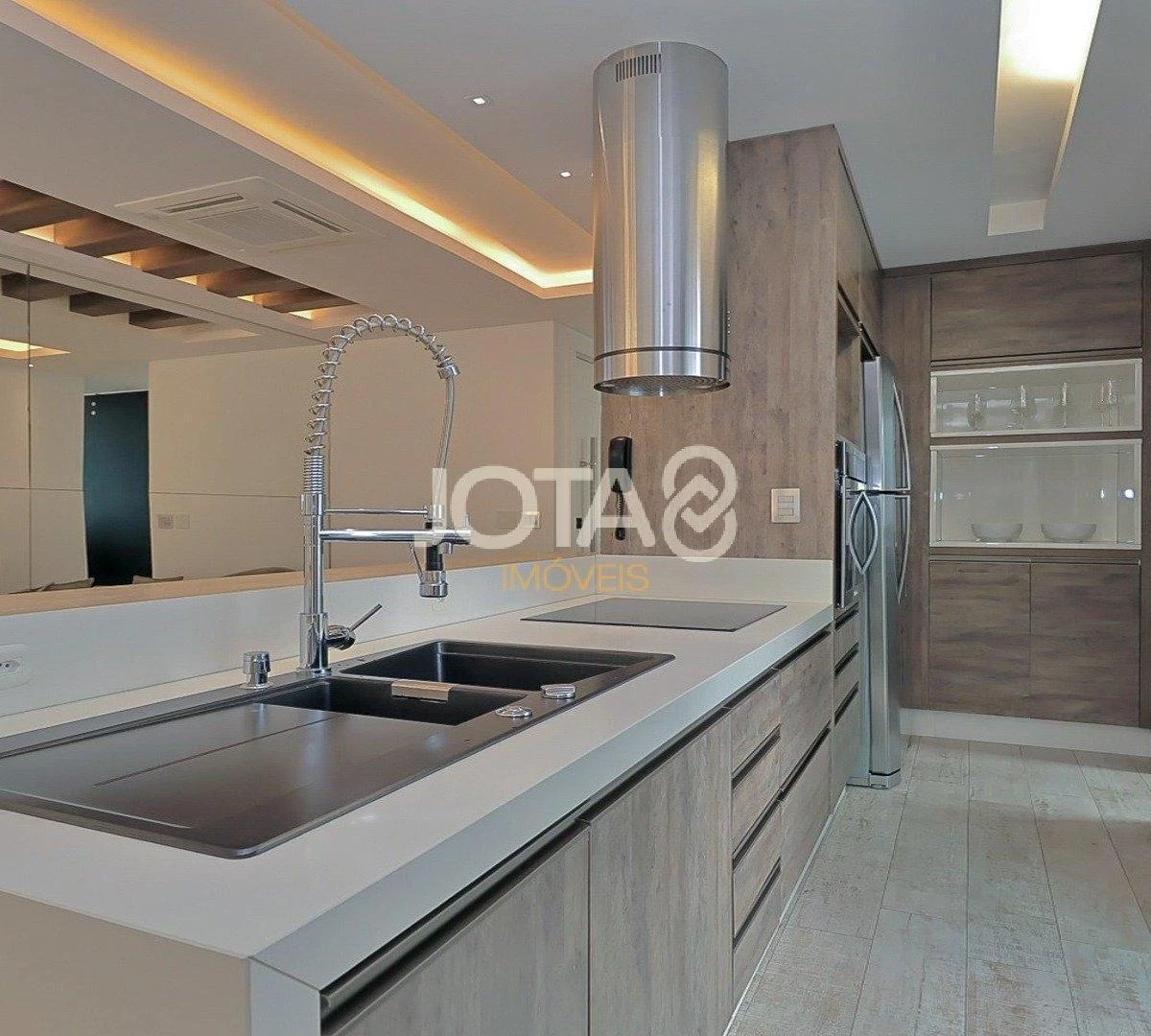 2-bedroom apartment in a building with a gym — photo 14