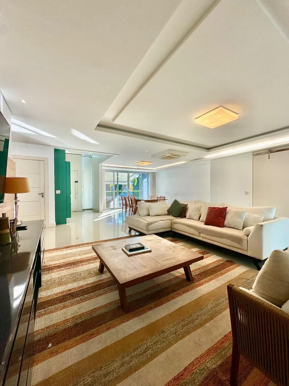 Furnished house with 5 suites and a home office