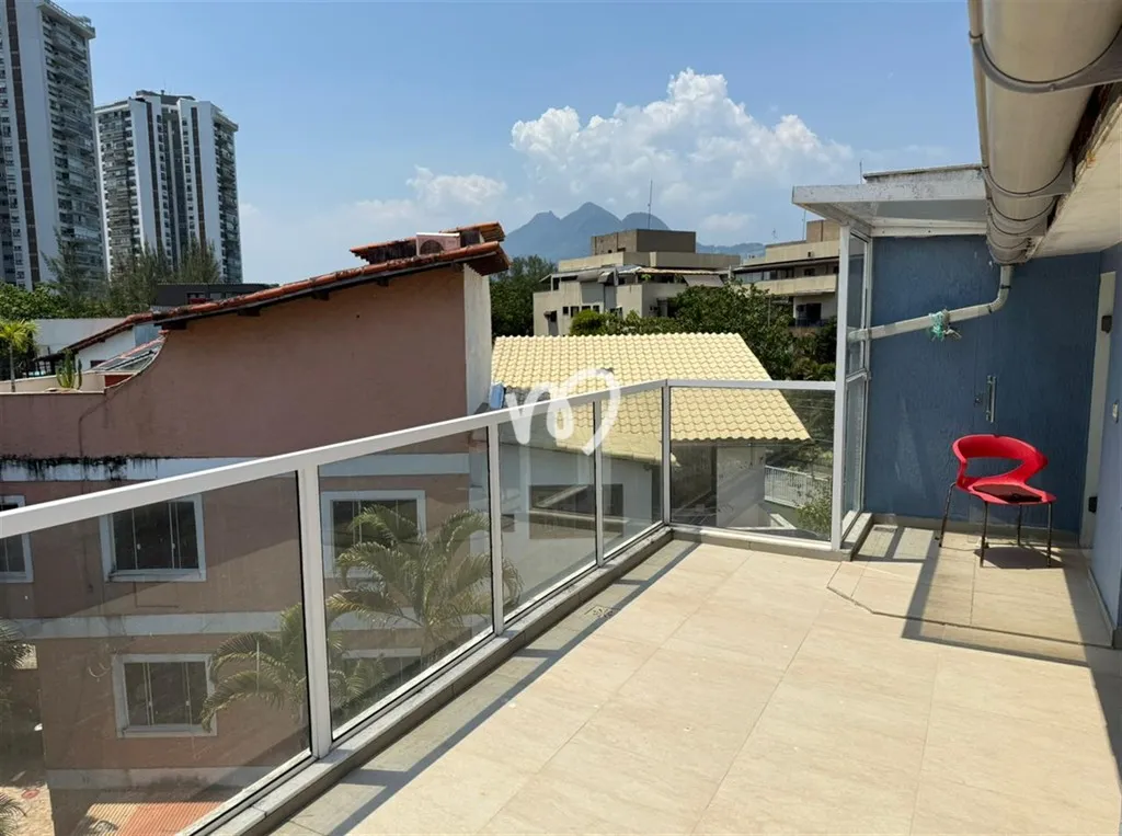 Balcony with a grill in a 5-bedroom house, 280 m² — photo 28
