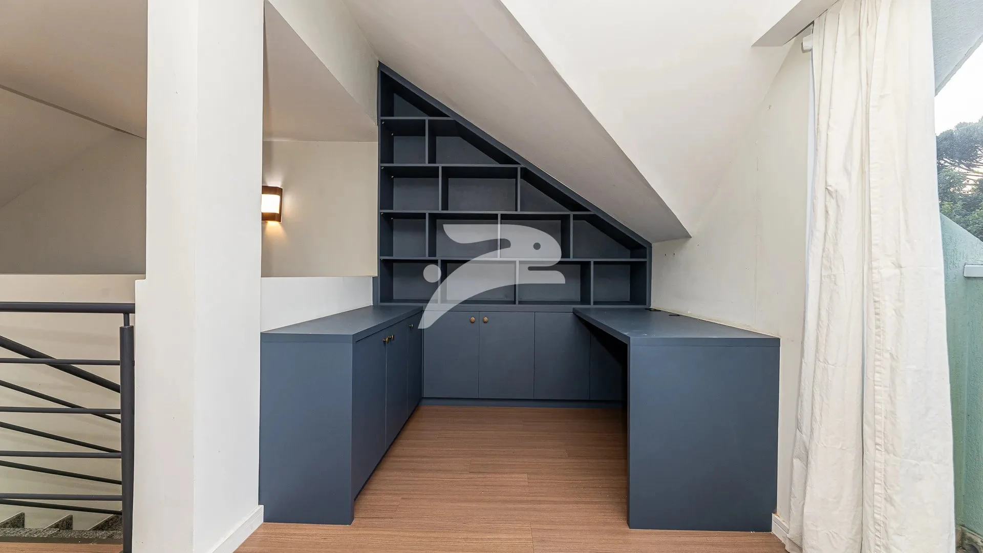 Balcony with a grill in a 3-bedroom house, 168 m² — photo 30