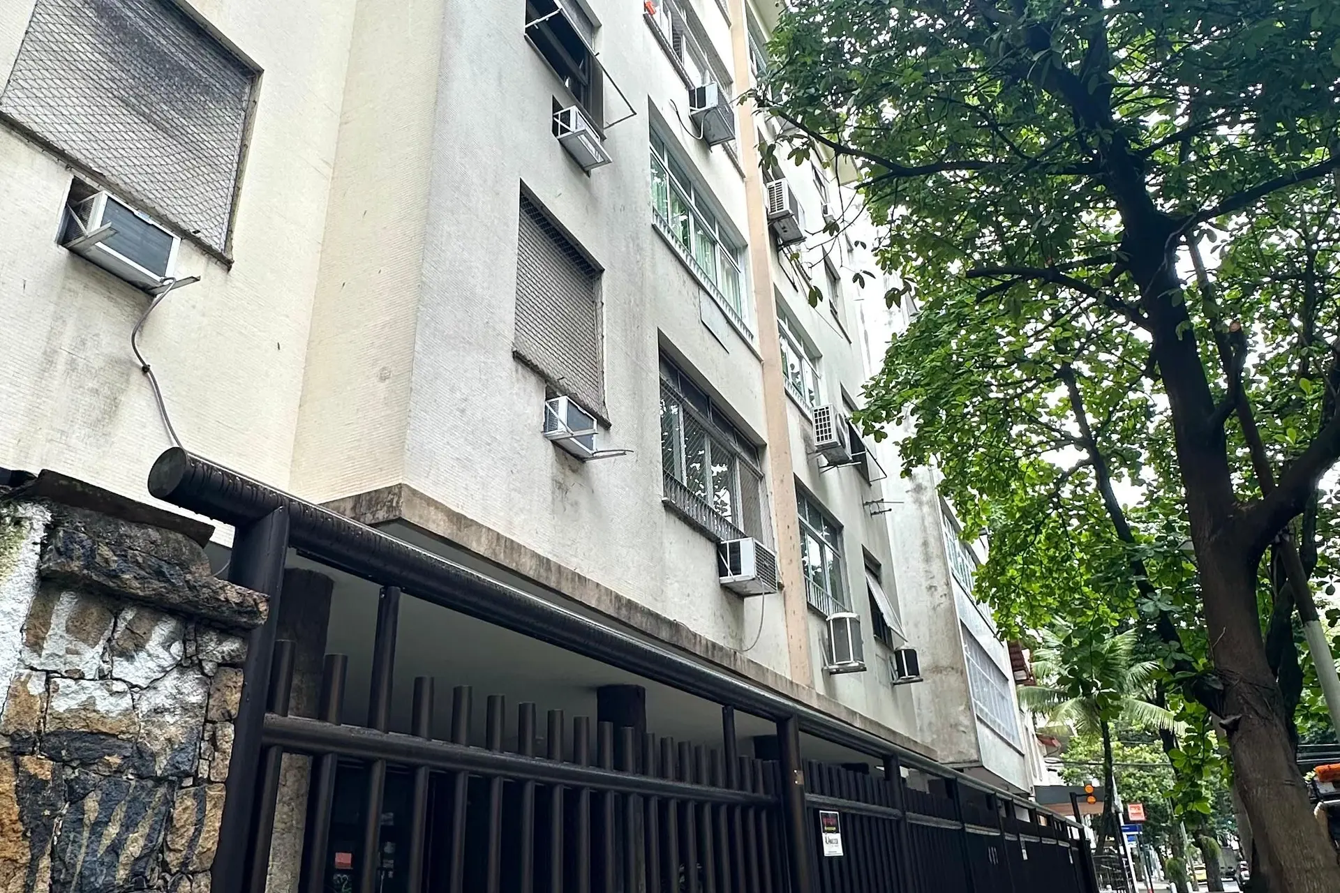 Квартира з 3 спальнями та дерев'яною підлогою або ламінатом — photo 48