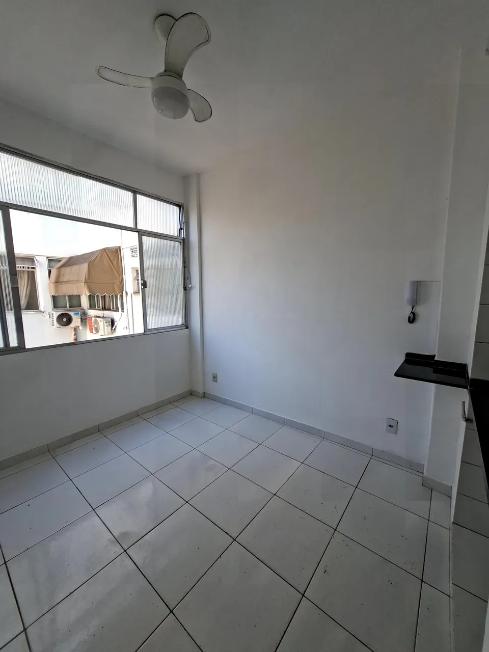 Apartment with a glass-enclosed shower and 1 bedroom — photo 3