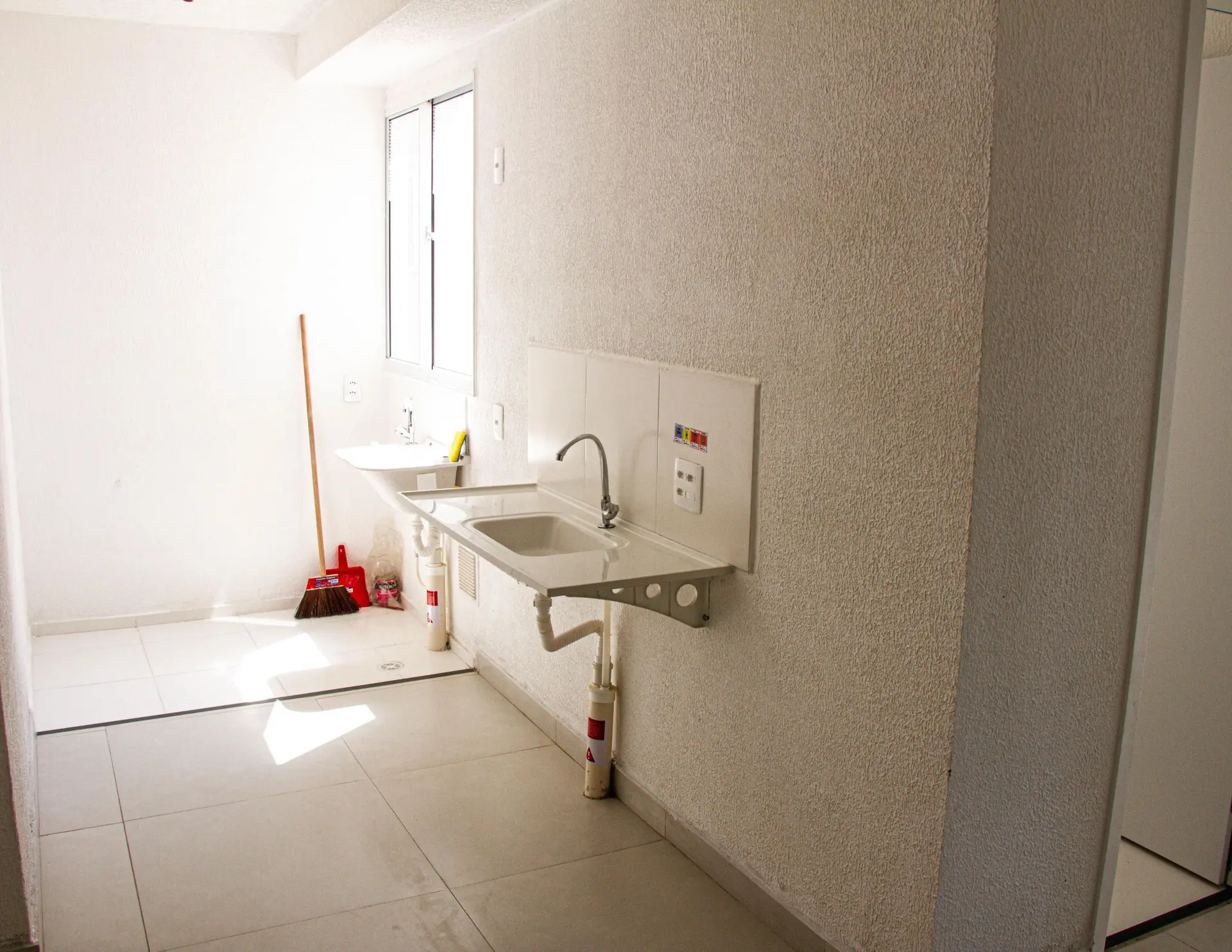 Balcony with a grill in a 2-bedroom apartment, 45 m² — photo 27