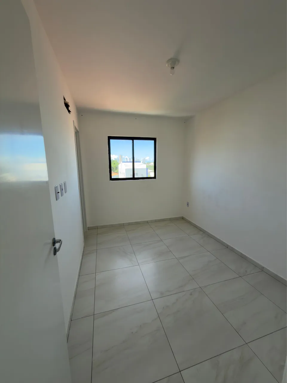 Unfurnished apartment with open-plan kitchen and 3 bedrooms — photo 12