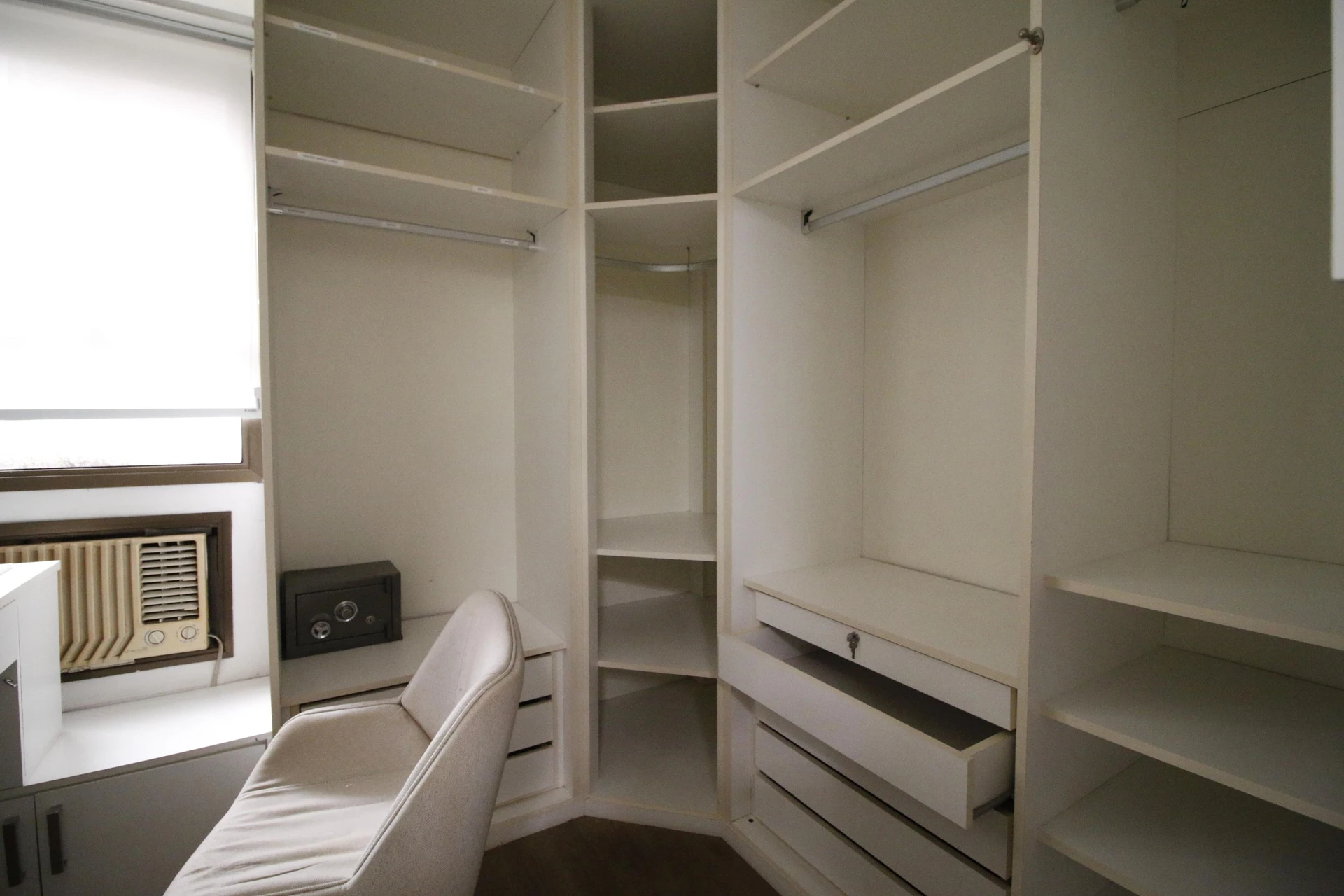 Walk-in closet in a 2-bedroom apartment, 90 m² — photo 7