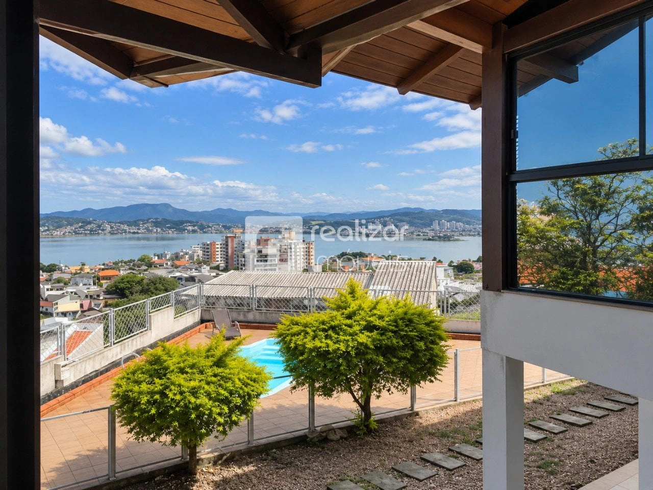 Floor-to-ceiling windows in a 4-bedroom house, 292 m² — photo 19